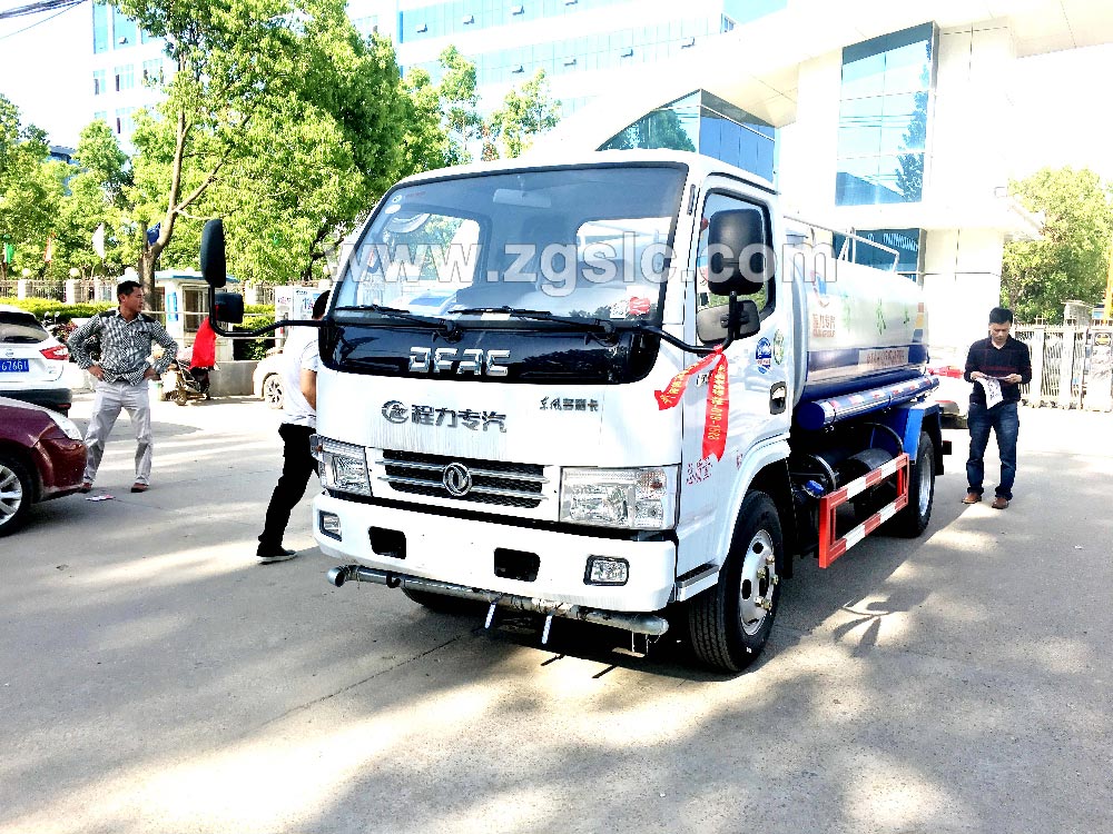 到湖北程力集團(tuán)訂購灑水車，現(xiàn)貨供應(yīng)隨時(shí)出發(fā)