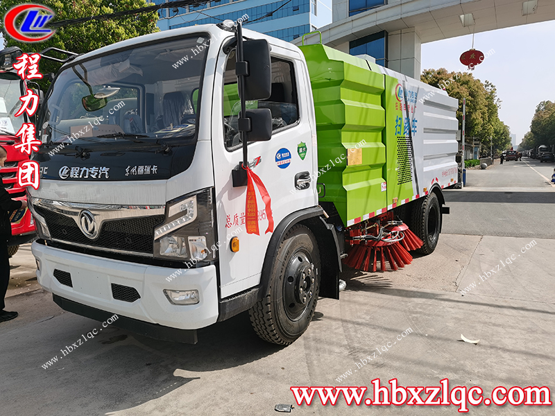 程力集團(tuán)東風(fēng)福瑞卡掃路車，北京客戶到廠自提車并學(xué)習(xí)操作方法